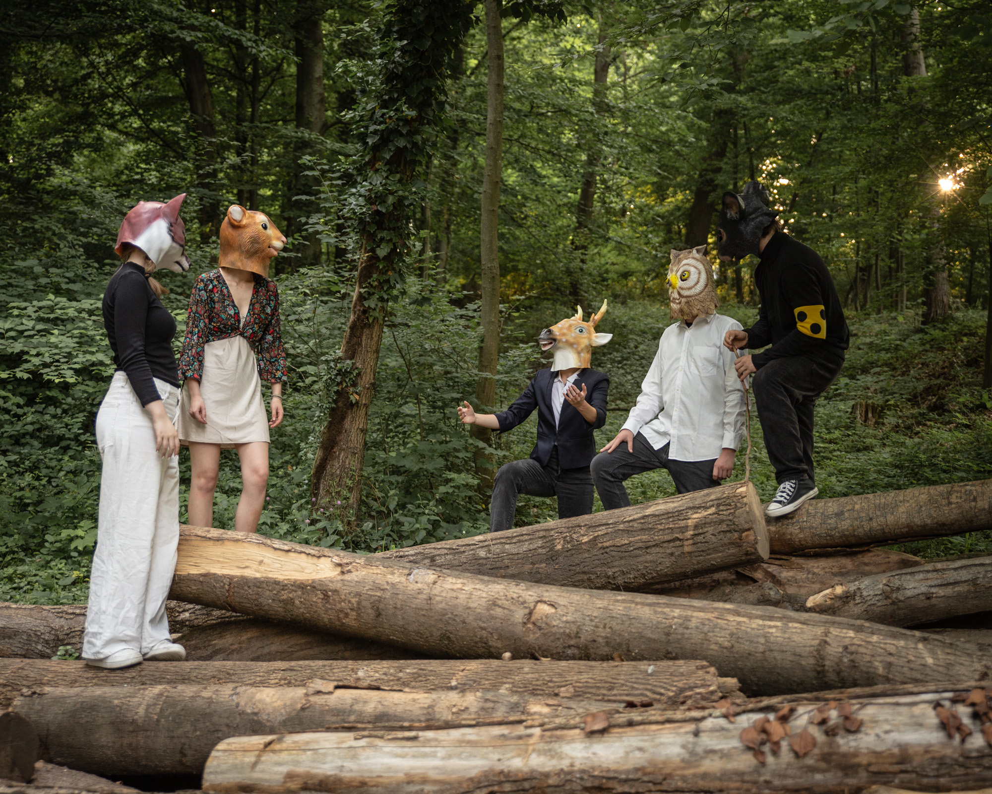 Theatervorstellung in einem Wald mit einigen Schauspielern mit Tiermasken